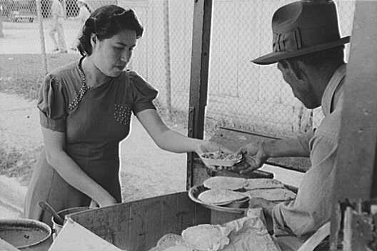 Selling_baked_beans_and_tortillas